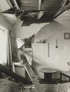 102400 Interieur van het beschadigde huis Verlengde Hoogravenseweg 88 te Utrecht, na de storm van 11 januari 1974.